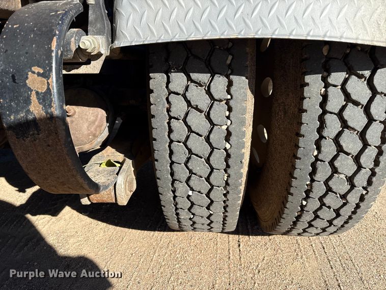 image for item EP0743 2004 Kenworth T800B semi truck