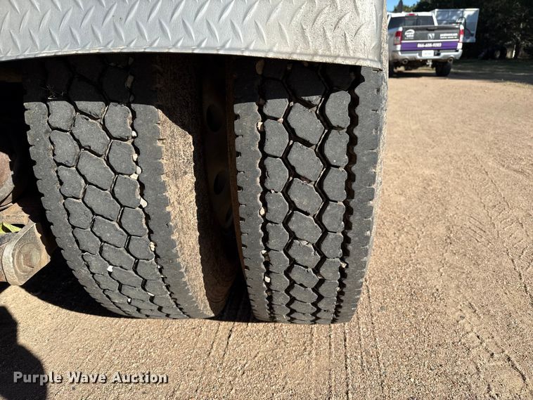 image for item EP0743 2004 Kenworth T800B semi truck