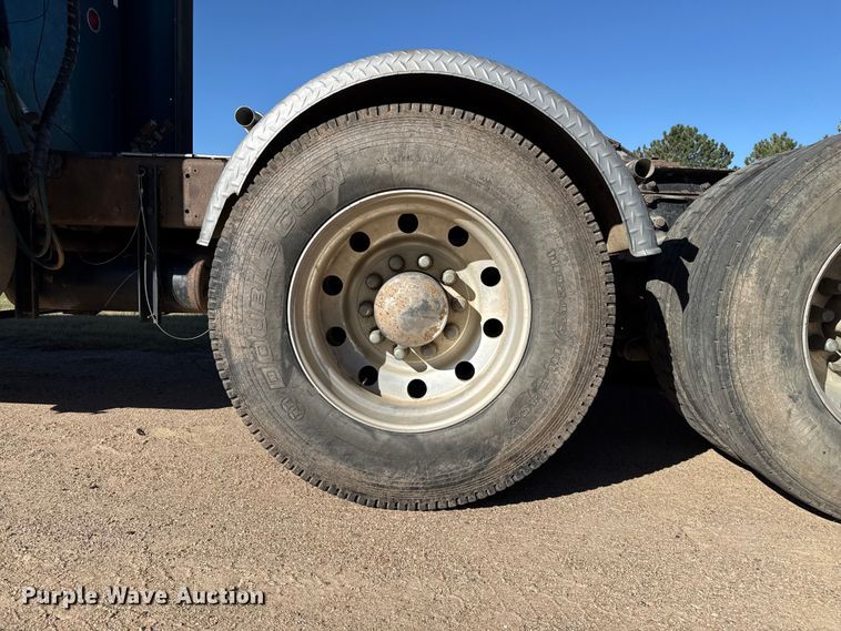 image for item EP0743 2004 Kenworth T800B semi truck