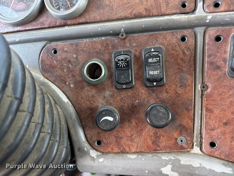 image for item EP0744 2006 Peterbilt 387 semi truck