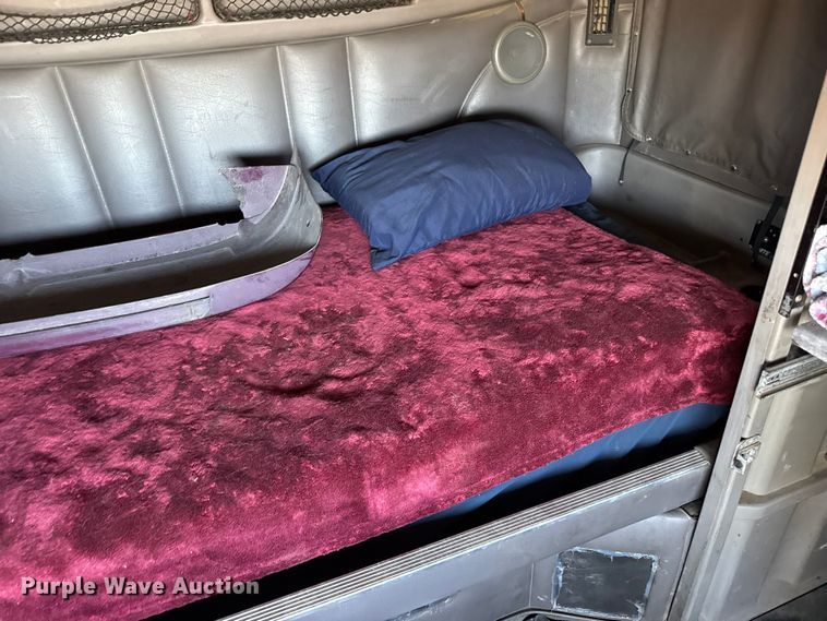 image for item EP0744 2006 Peterbilt 387 semi truck