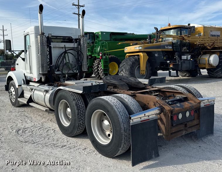 image for item ER0044 2007 Kenworth T800 semi truck