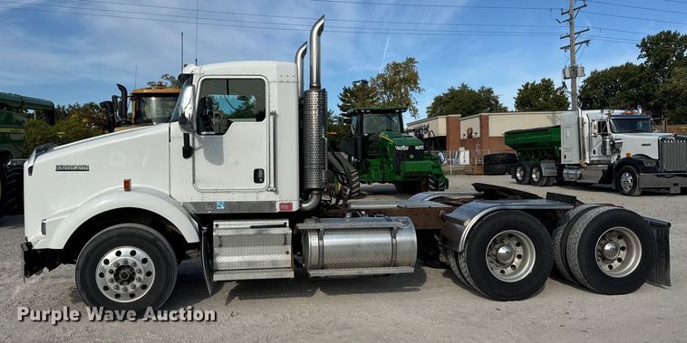 image for item ER0044 2007 Kenworth T800 semi truck