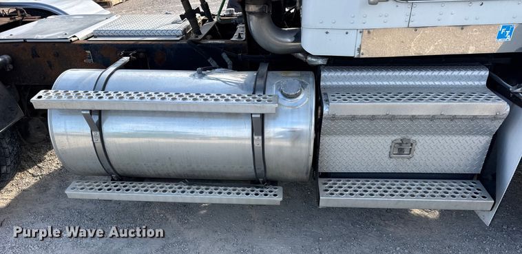 image for item ER0044 2007 Kenworth T800 semi truck