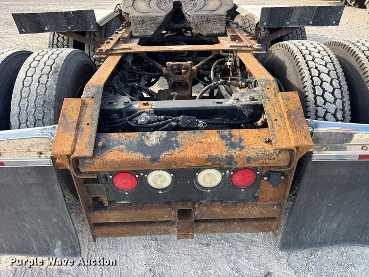 image for item ER0044 2007 Kenworth T800 semi truck