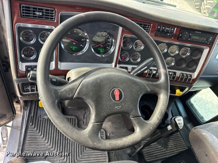 image for item ER0044 2007 Kenworth T800 semi truck