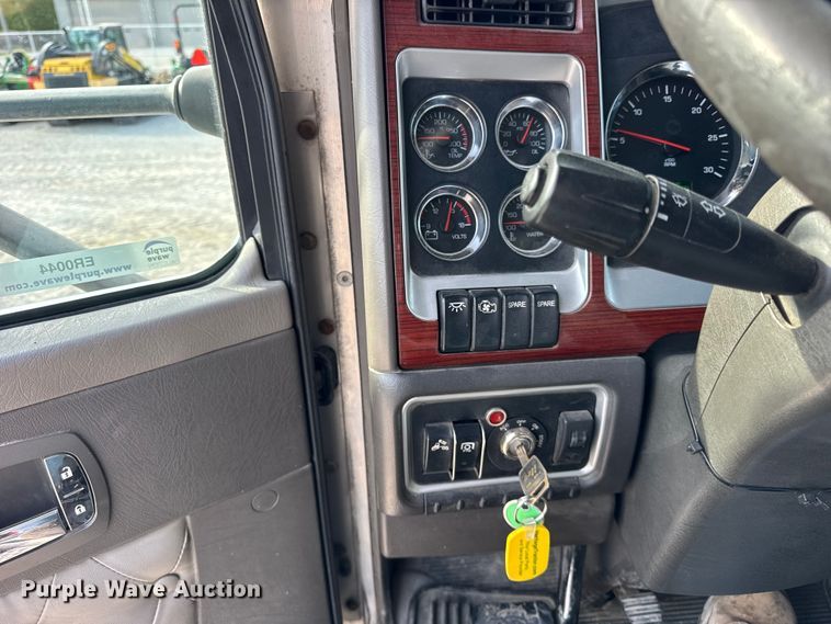 image for item ER0044 2007 Kenworth T800 semi truck