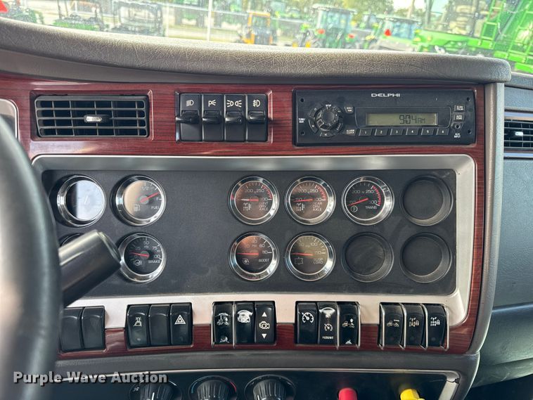 image for item ER0044 2007 Kenworth T800 semi truck