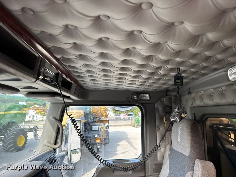 image for item ER0044 2007 Kenworth T800 semi truck