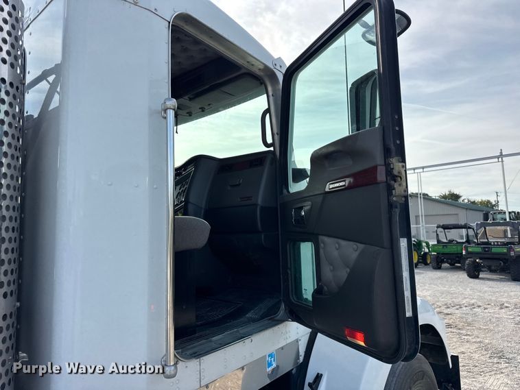 image for item ER0044 2007 Kenworth T800 semi truck