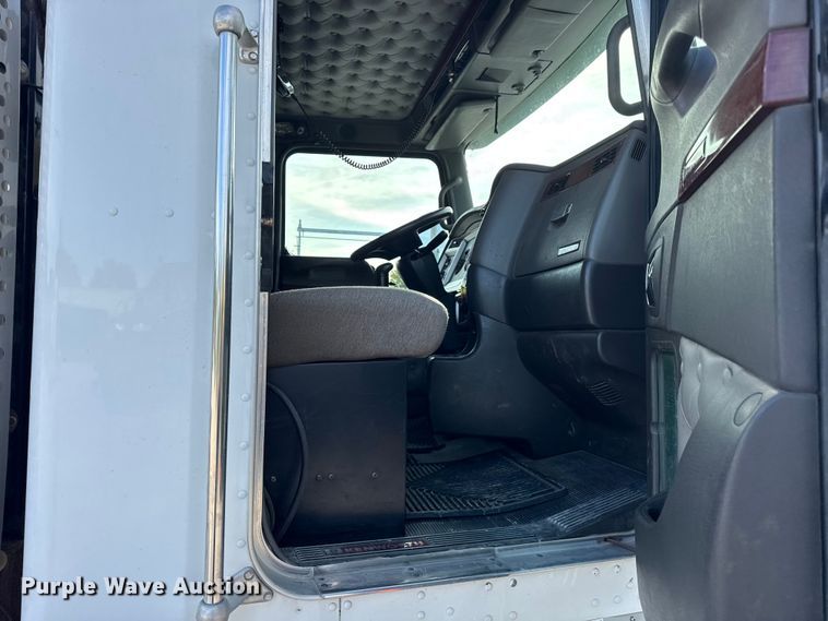 image for item ER0044 2007 Kenworth T800 semi truck