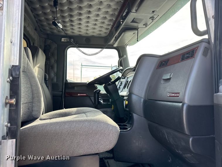 image for item ER0044 2007 Kenworth T800 semi truck