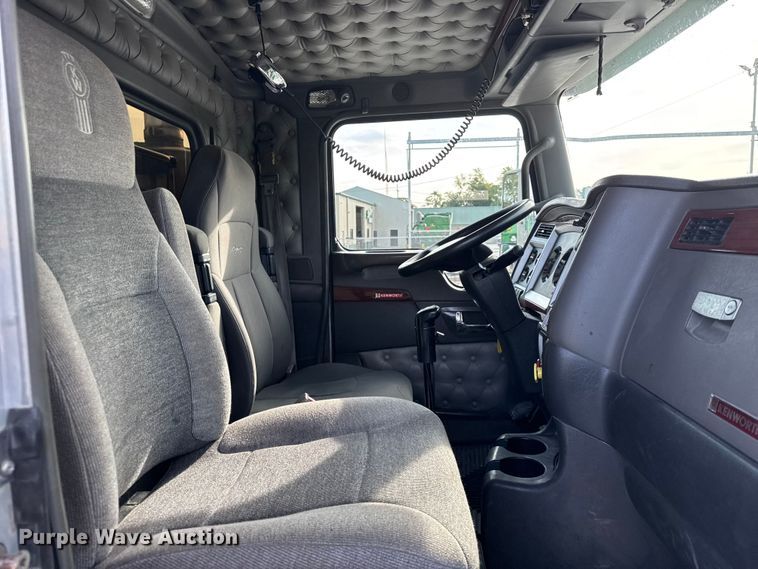 image for item ER0044 2007 Kenworth T800 semi truck