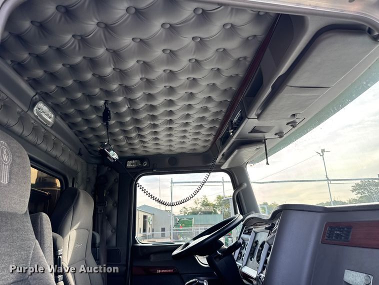 image for item ER0044 2007 Kenworth T800 semi truck