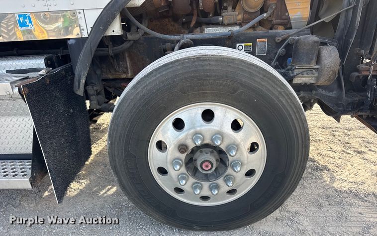 image for item ER0044 2007 Kenworth T800 semi truck