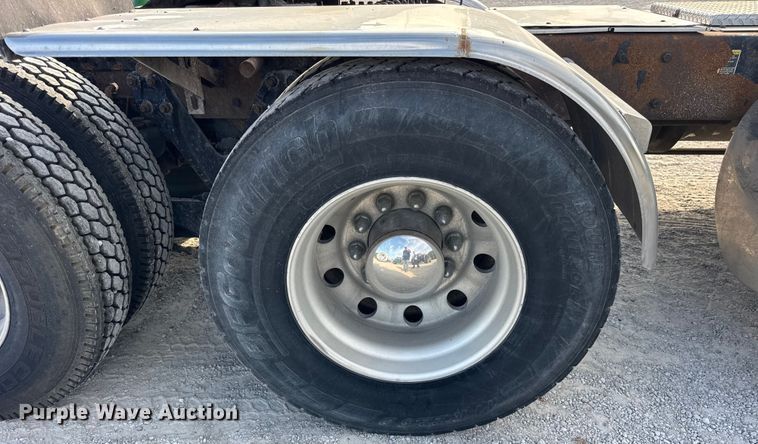 image for item ER0044 2007 Kenworth T800 semi truck