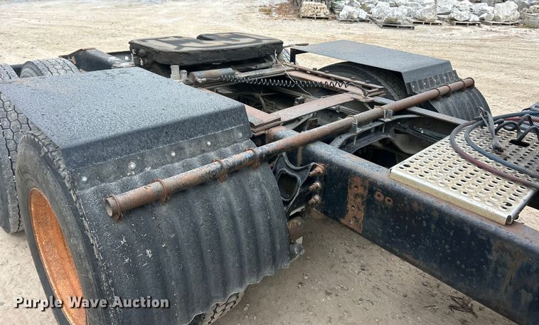 image for item ET3330 1998 International 9200 semi truck