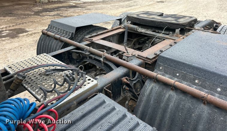 image for item ET3330 1998 International 9200 semi truck