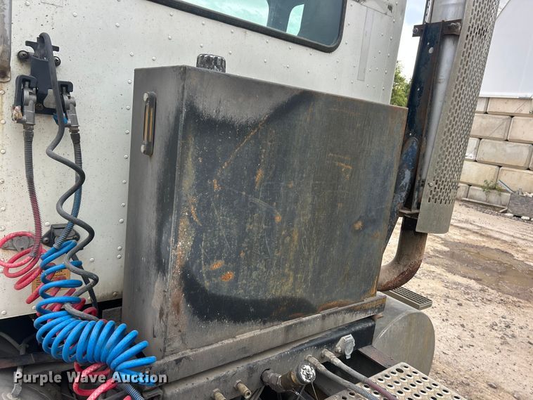 image for item ET3330 1998 International 9200 semi truck