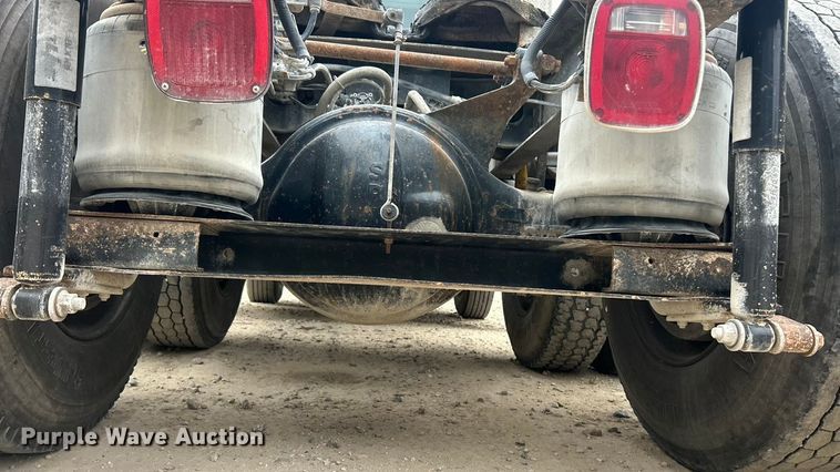 image for item ET3330 1998 International 9200 semi truck