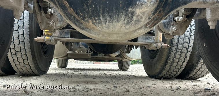 image for item ET3330 1998 International 9200 semi truck