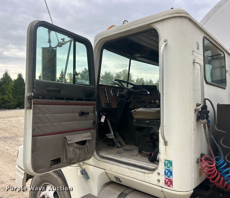 image for item ET3330 1998 International 9200 semi truck