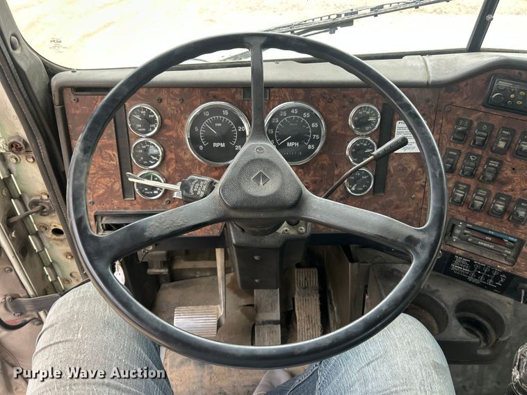 image for item ET3330 1998 International 9200 semi truck