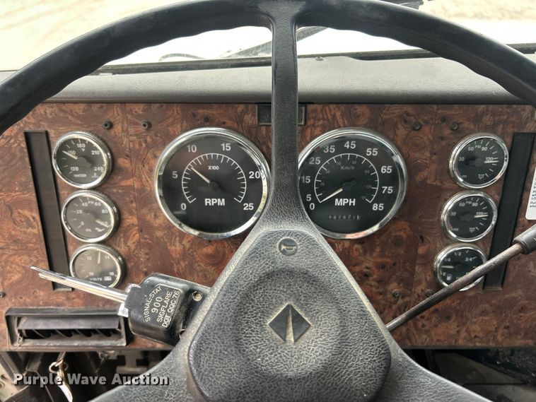 image for item ET3330 1998 International 9200 semi truck