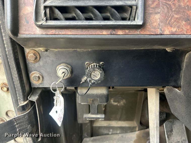 image for item ET3330 1998 International 9200 semi truck