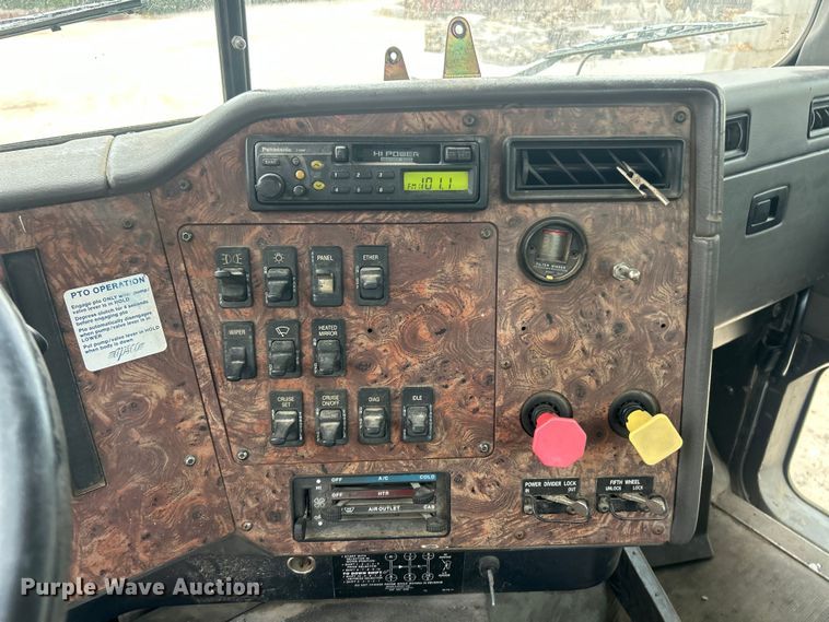 image for item ET3330 1998 International 9200 semi truck