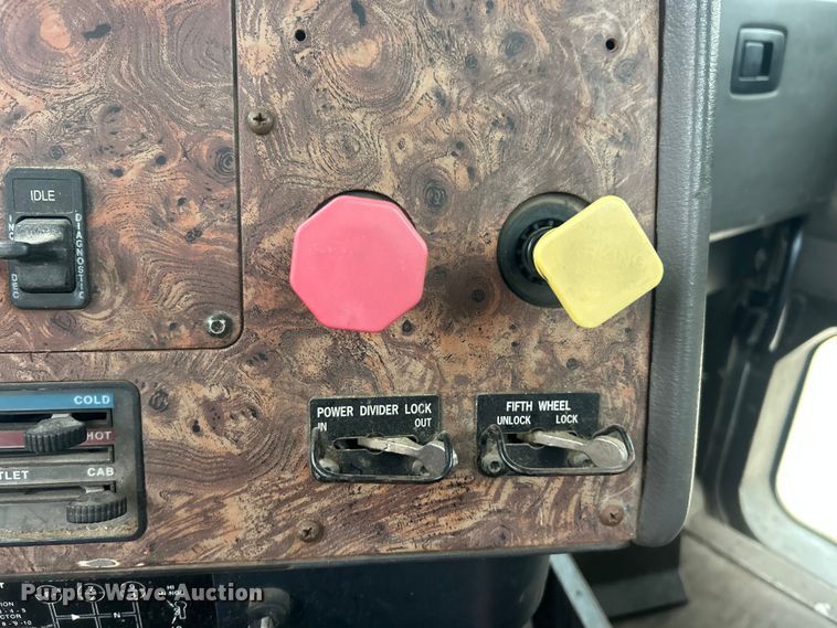 image for item ET3330 1998 International 9200 semi truck