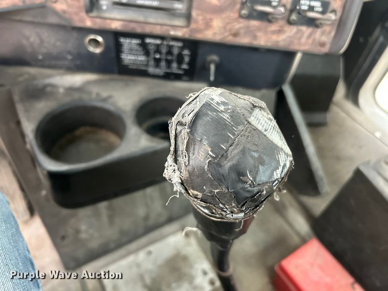 image for item ET3330 1998 International 9200 semi truck