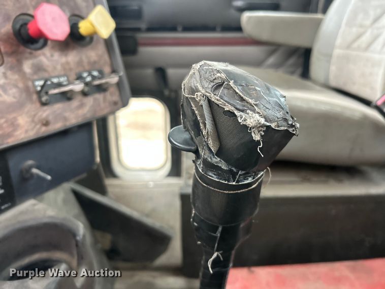 image for item ET3330 1998 International 9200 semi truck