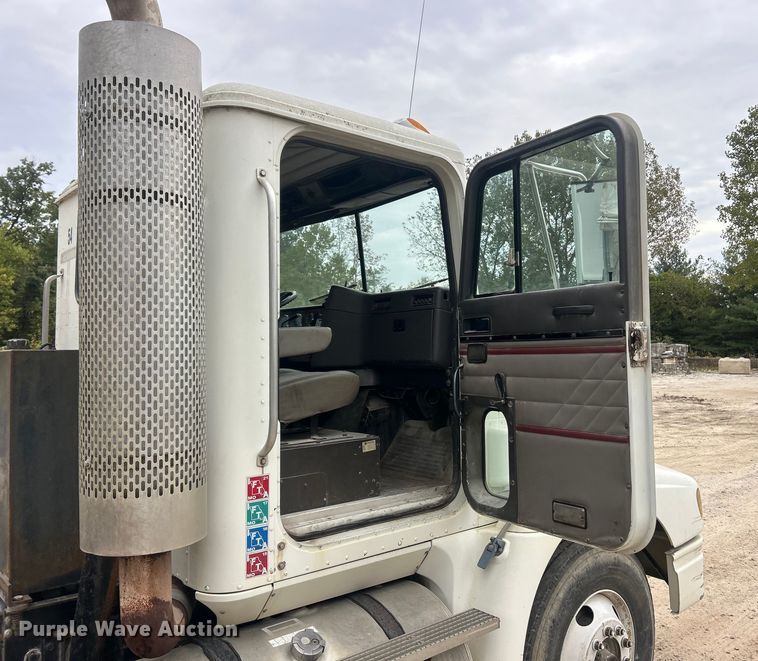 image for item ET3330 1998 International 9200 semi truck