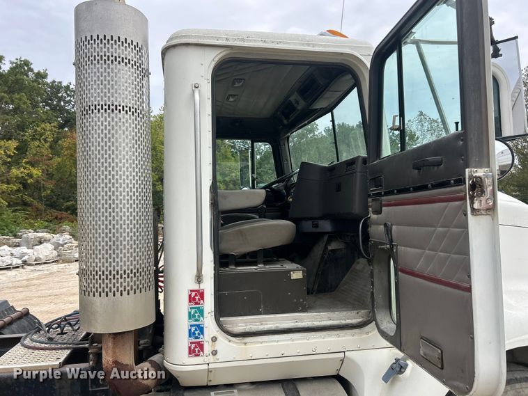 image for item ET3330 1998 International 9200 semi truck