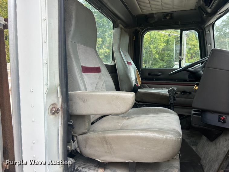 image for item ET3330 1998 International 9200 semi truck