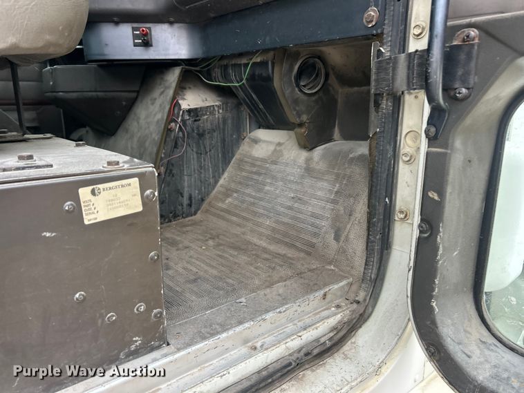 image for item ET3330 1998 International 9200 semi truck