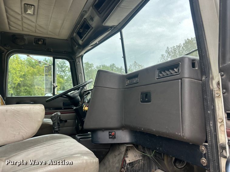 image for item ET3330 1998 International 9200 semi truck