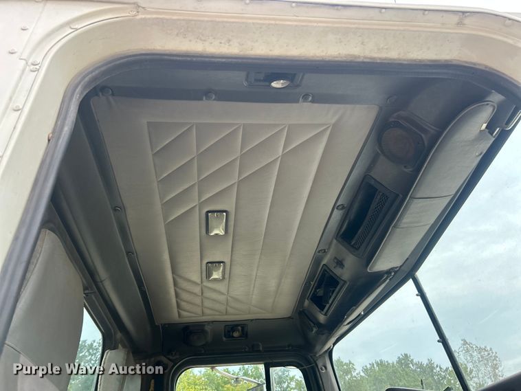 image for item ET3330 1998 International 9200 semi truck