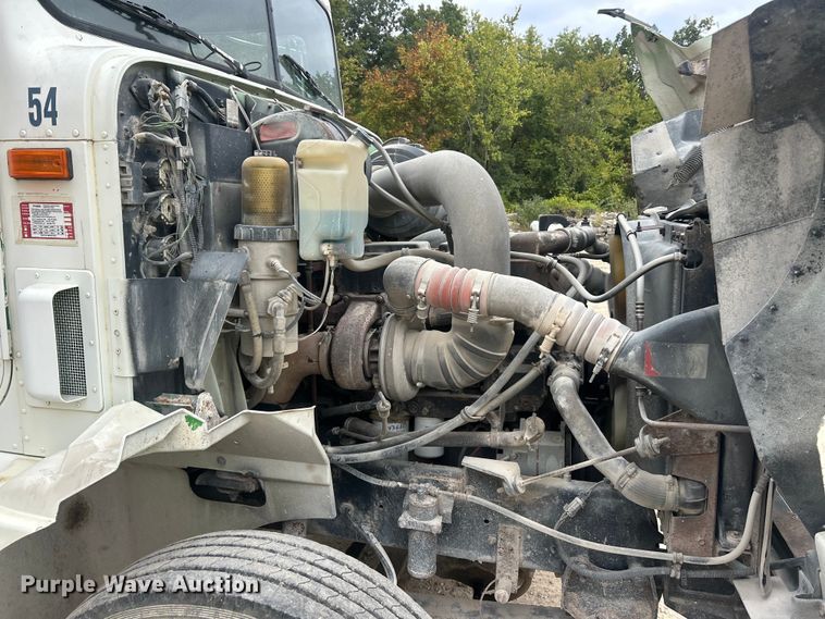 image for item ET3330 1998 International 9200 semi truck