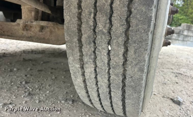 image for item ET3330 1998 International 9200 semi truck