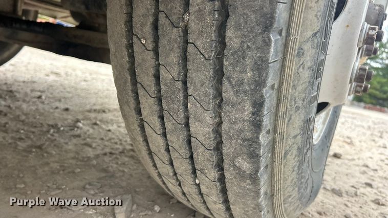 image for item ET3330 1998 International 9200 semi truck