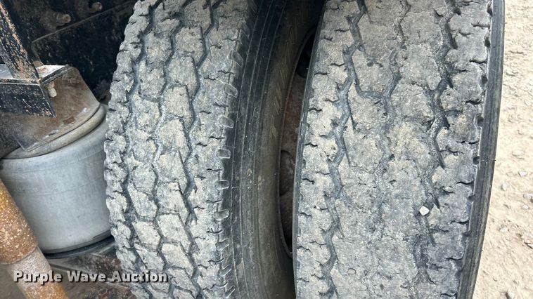 image for item ET3330 1998 International 9200 semi truck