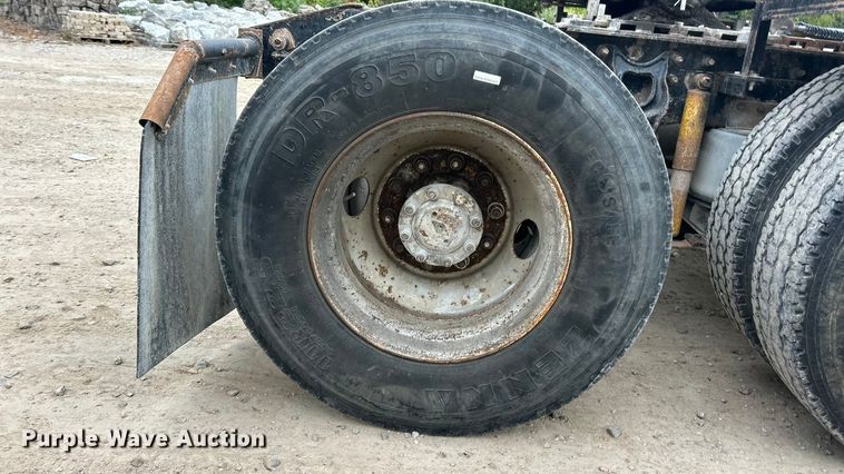 image for item ET3330 1998 International 9200 semi truck