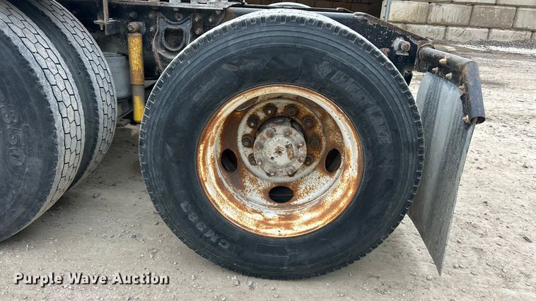 image for item ET3330 1998 International 9200 semi truck