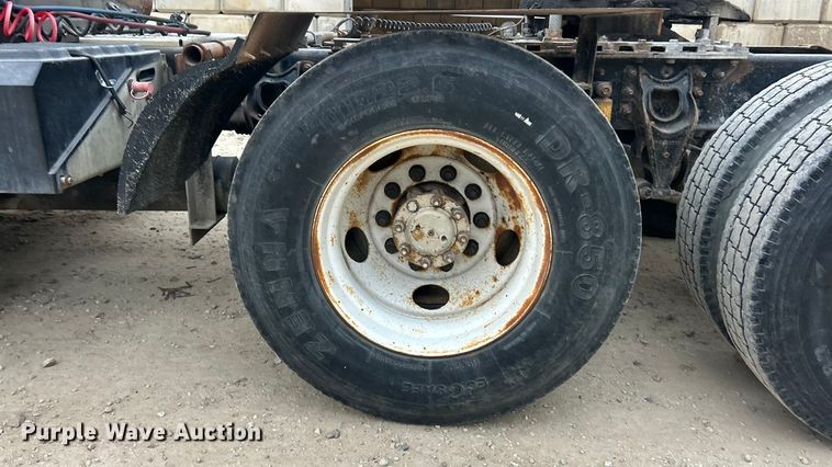 image for item ET3330 1998 International 9200 semi truck