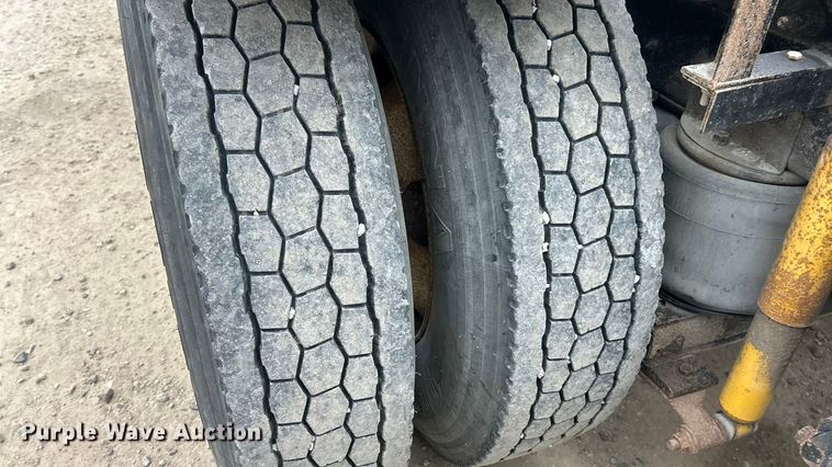 image for item ET3330 1998 International 9200 semi truck