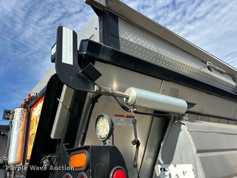 image for item ET3373 2017 Etnyre live bottom trailer