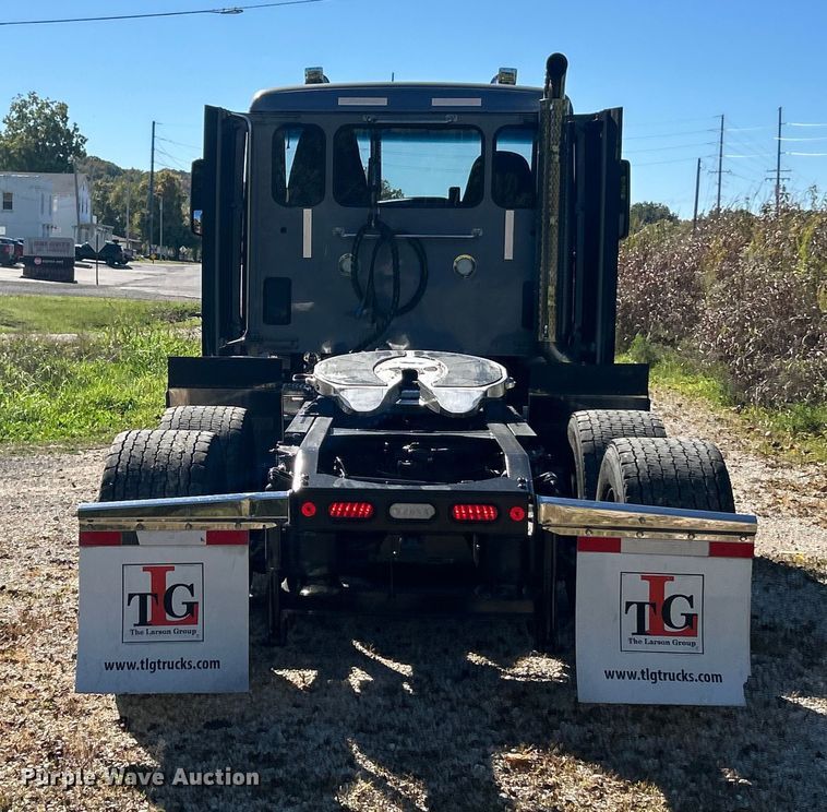 image for item ET3492 2020 Peterbilt 579 semi truck