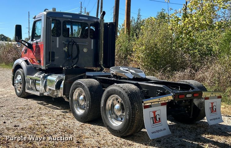 image for item ET3492 2020 Peterbilt 579 semi truck